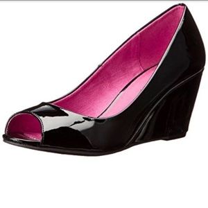 Chinese Laundry pink suede lining wedges